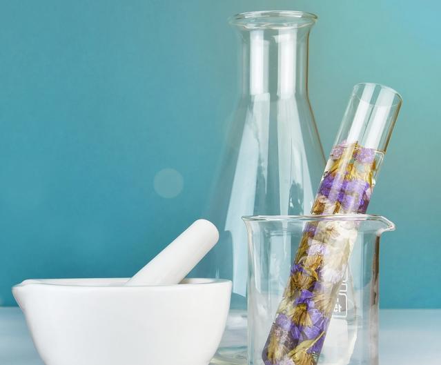 Ferramentas para criação de fragrâncias florais e um jarro de vidro