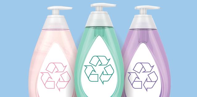 Embalagens de produtos com o símbolo da reciclagem estampado no rótulo